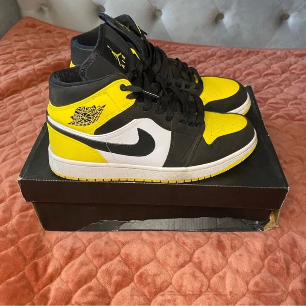 Jordan 1 Mid SE Yellow Toe 2019 - Picture 8 of 14